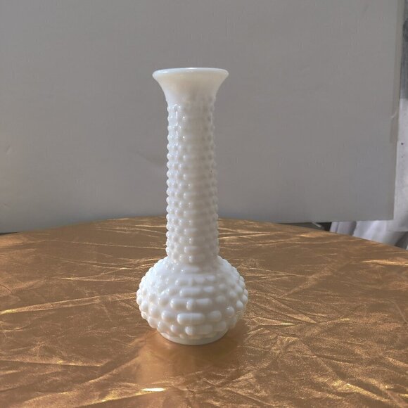 E.O. Brody, White Milkglass Vase in Great condition. 8" Tall, 4" Widest. 1958 - Picture 1 of 5